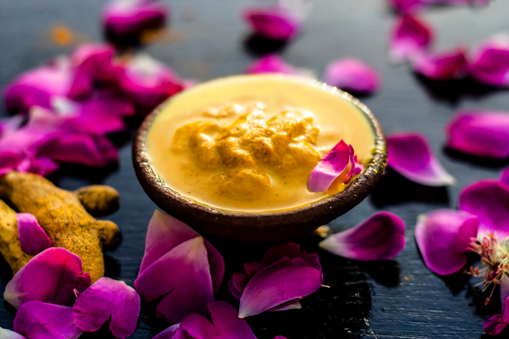 5 Reasons to Whip Up A Turmeric Mask Right Now