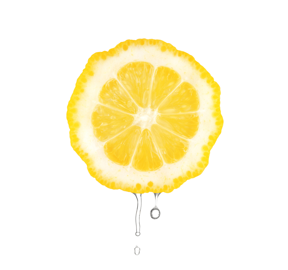 Долька лимона на белом фоне
